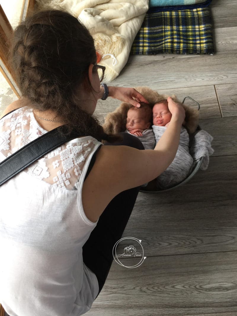 Photo de deux jumeaux avec leur Maman