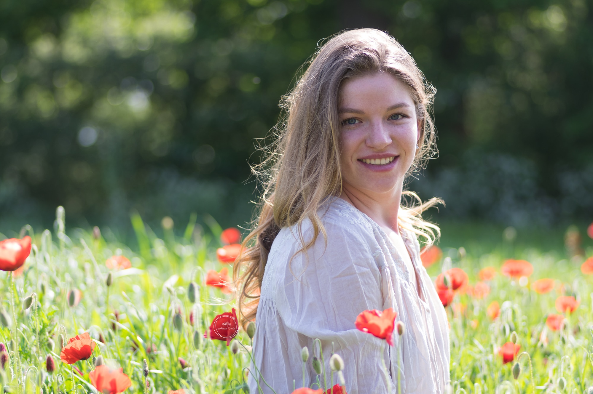 Photo d'une femme dans un champ de coquelicot