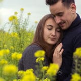 Photo d'un couple dans un champ de colza