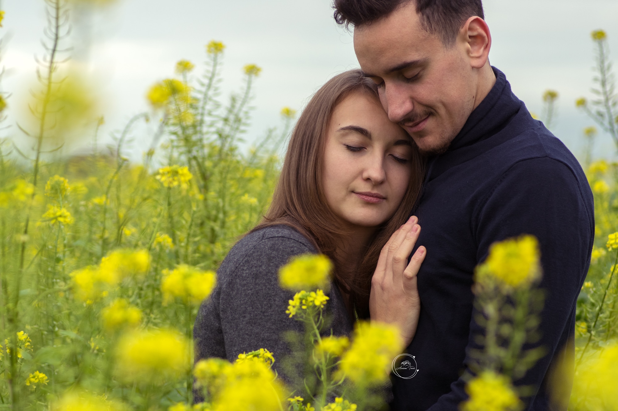 Photo d'un couple dans un champ de colza