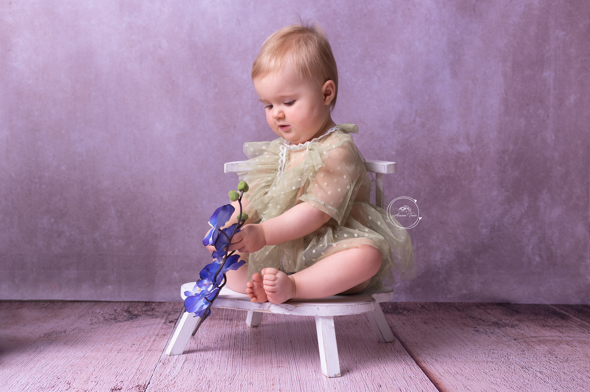 Photo d'une petite fille pendant une séance photo