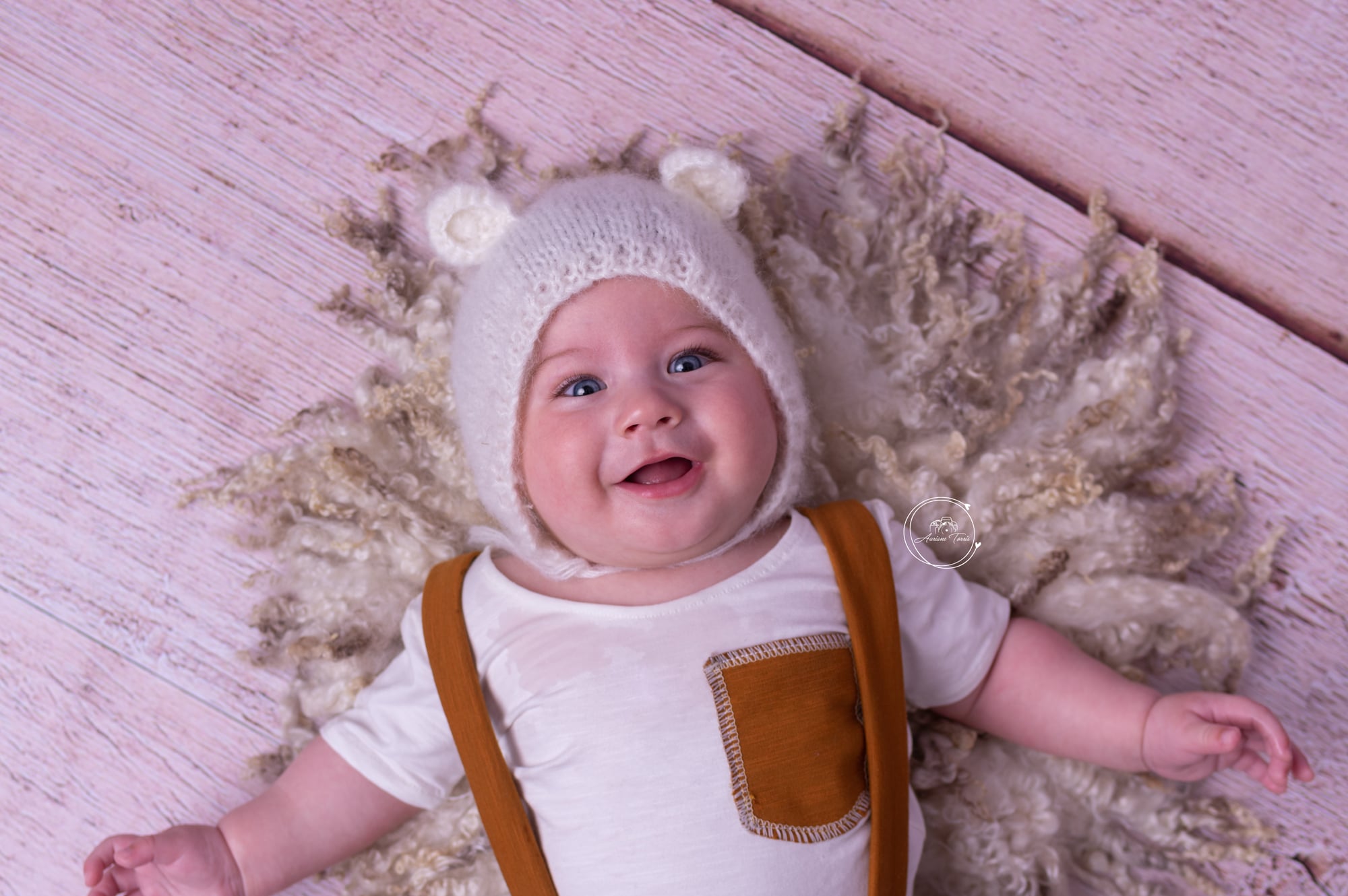 Photo d'un bébé de 5 mois avec un bonnet ourson