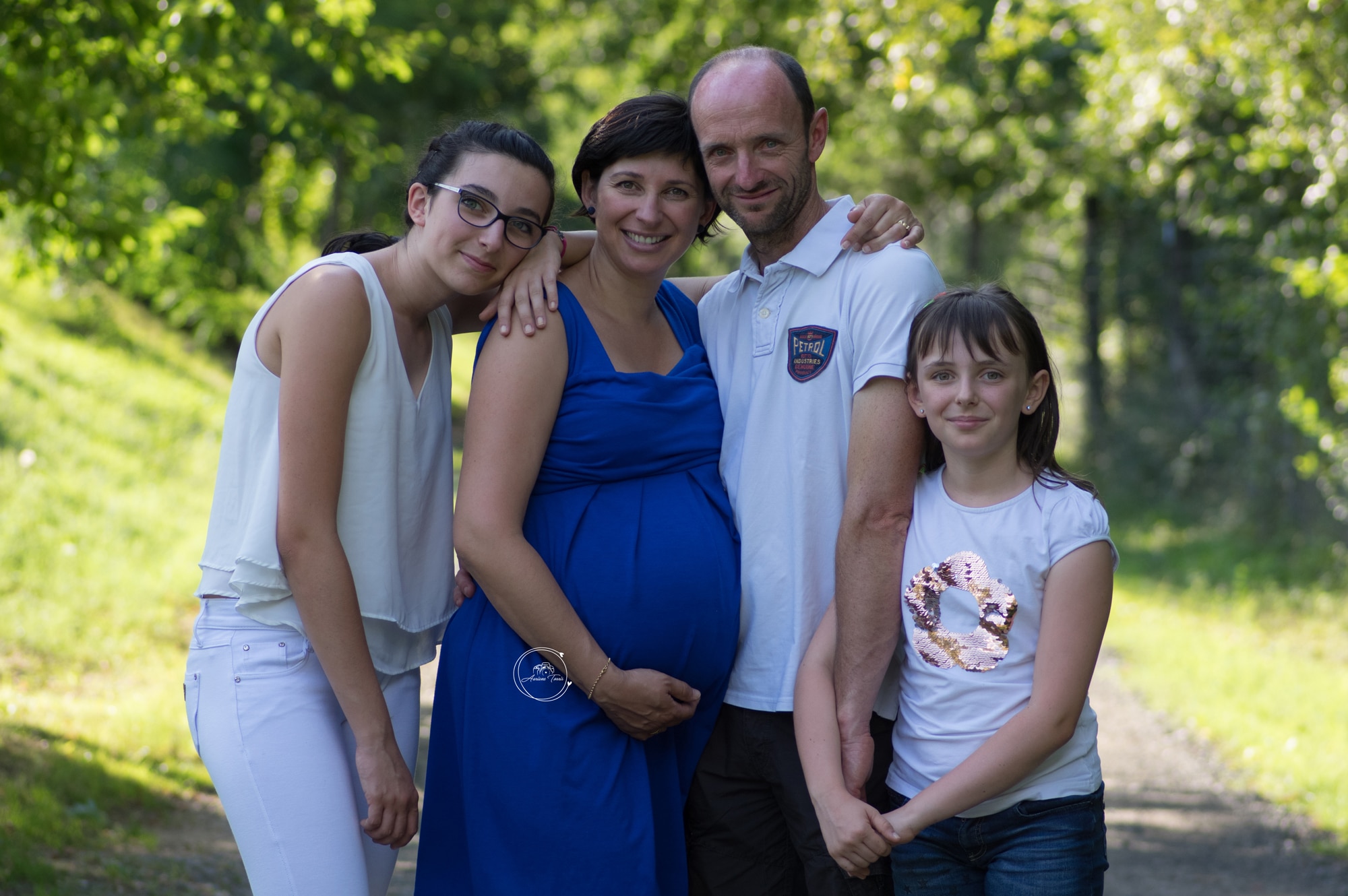 Photo d'une famille avec une femme enceinte