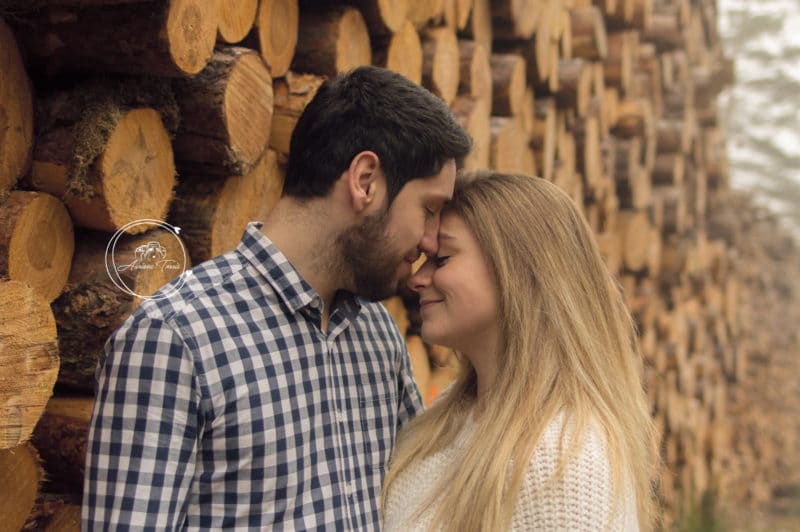 Photo d'un couple dans la nature