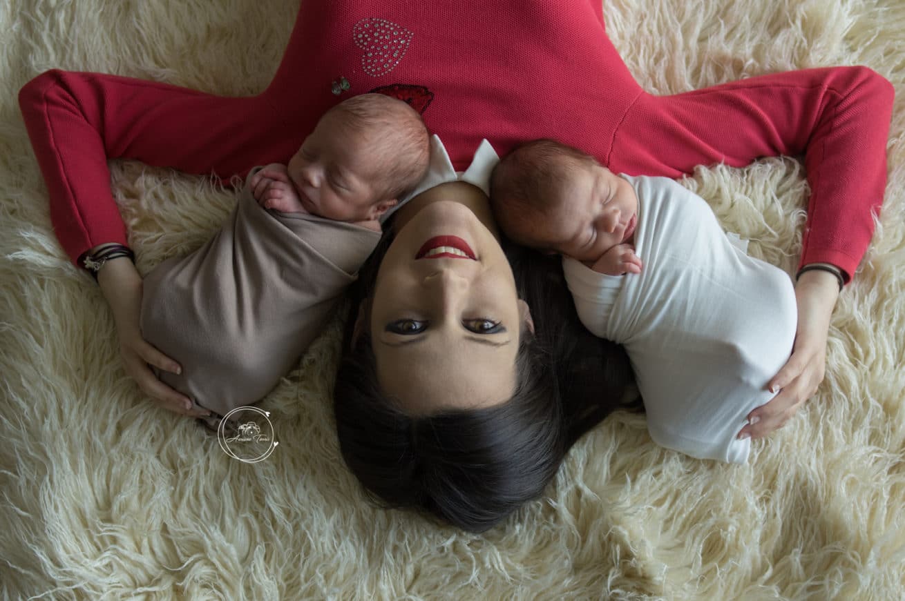 Photo de deux jumeaux avec leur Maman