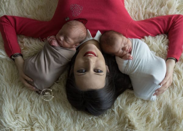 Photo de deux jumeaux avec leur Maman