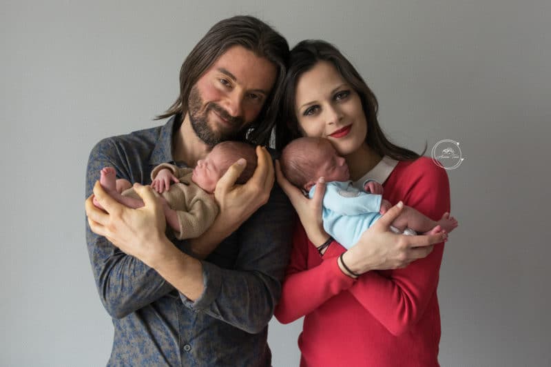 Photo de deux jumeaux avec leur Maman