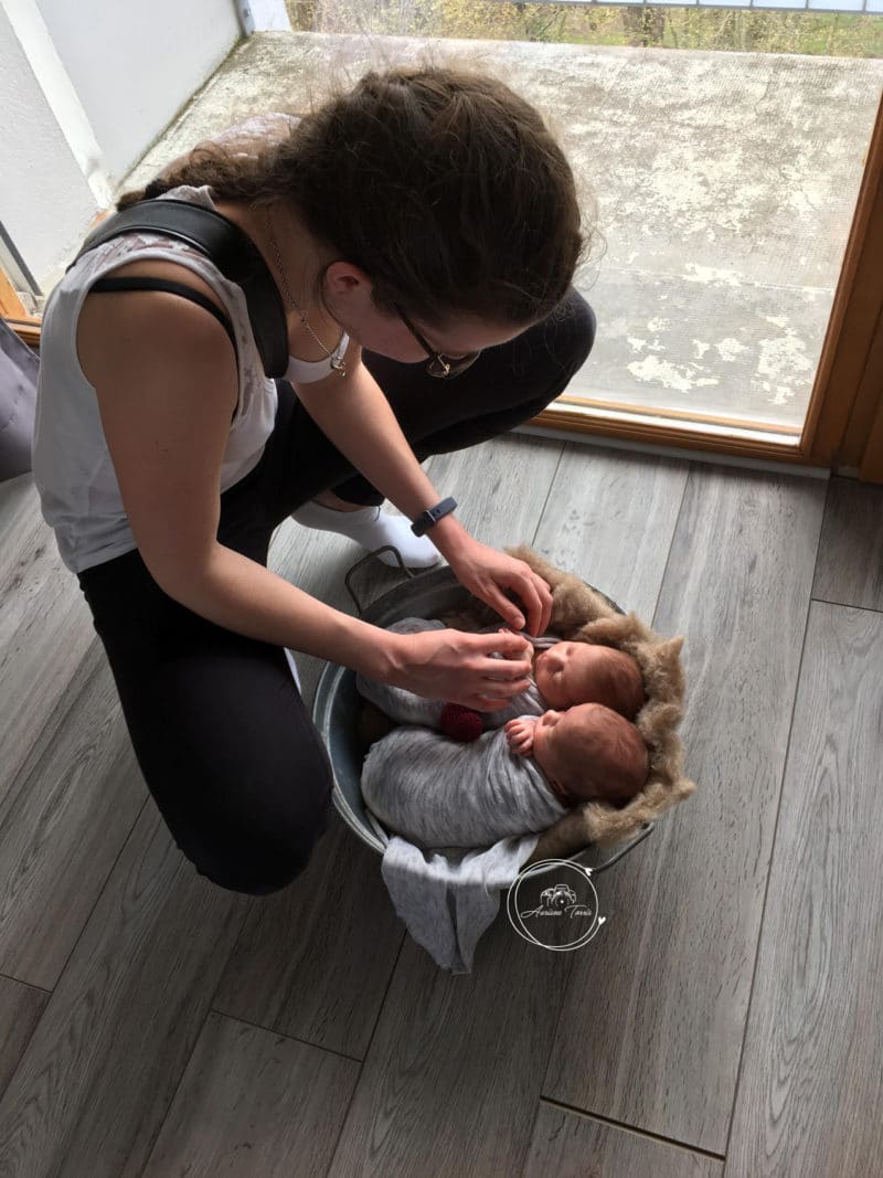 Photo de deux jumeaux avec leur Maman