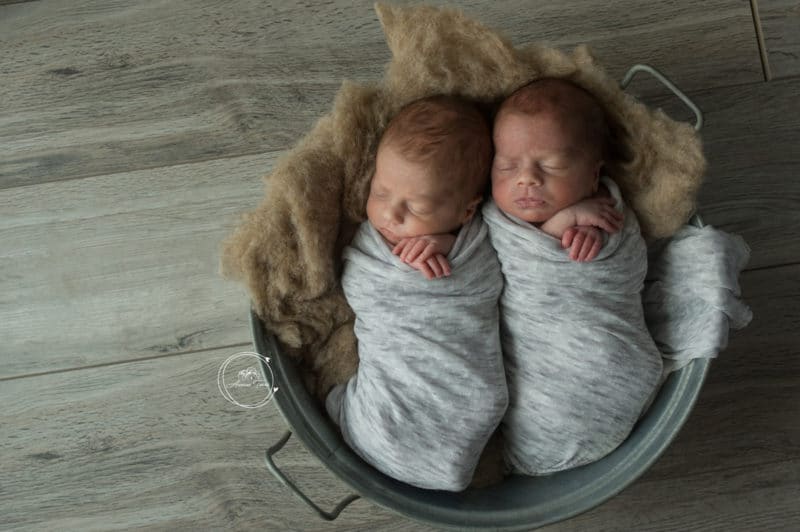 Photo de deux jumeaux avec leur Maman