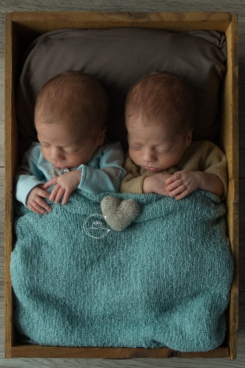 Photo de deux jumeaux avec leur Maman