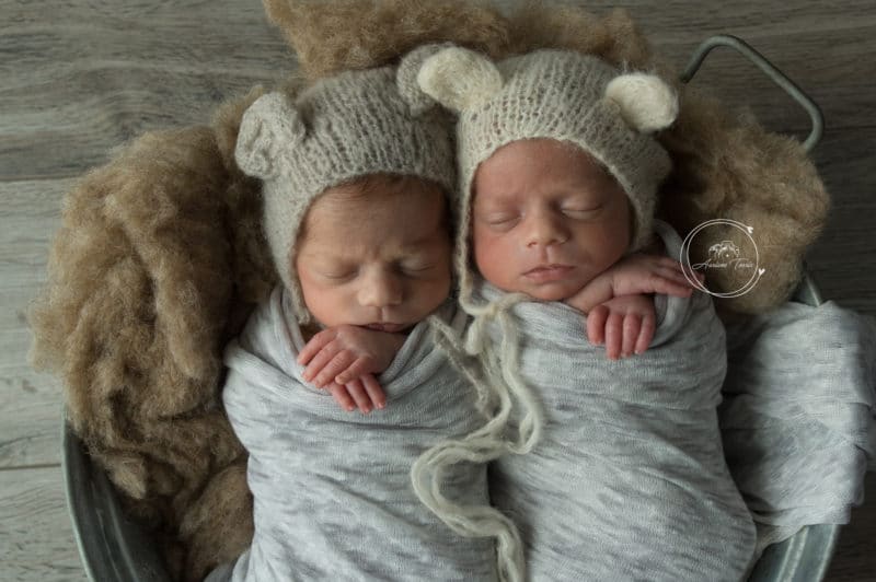 Photo de deux jumeaux avec leur Maman