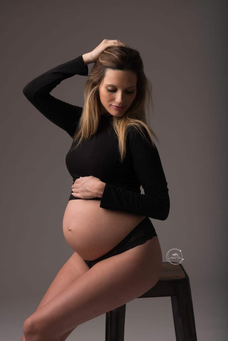 Photo d'une femme enceinte assise sur une chaise