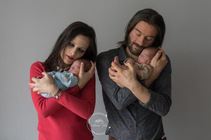 Photo de deux jumeaux avec leur Maman