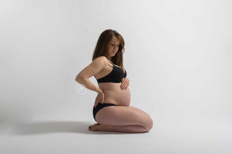 Photo d'une femme enceinte pendant une séance photo