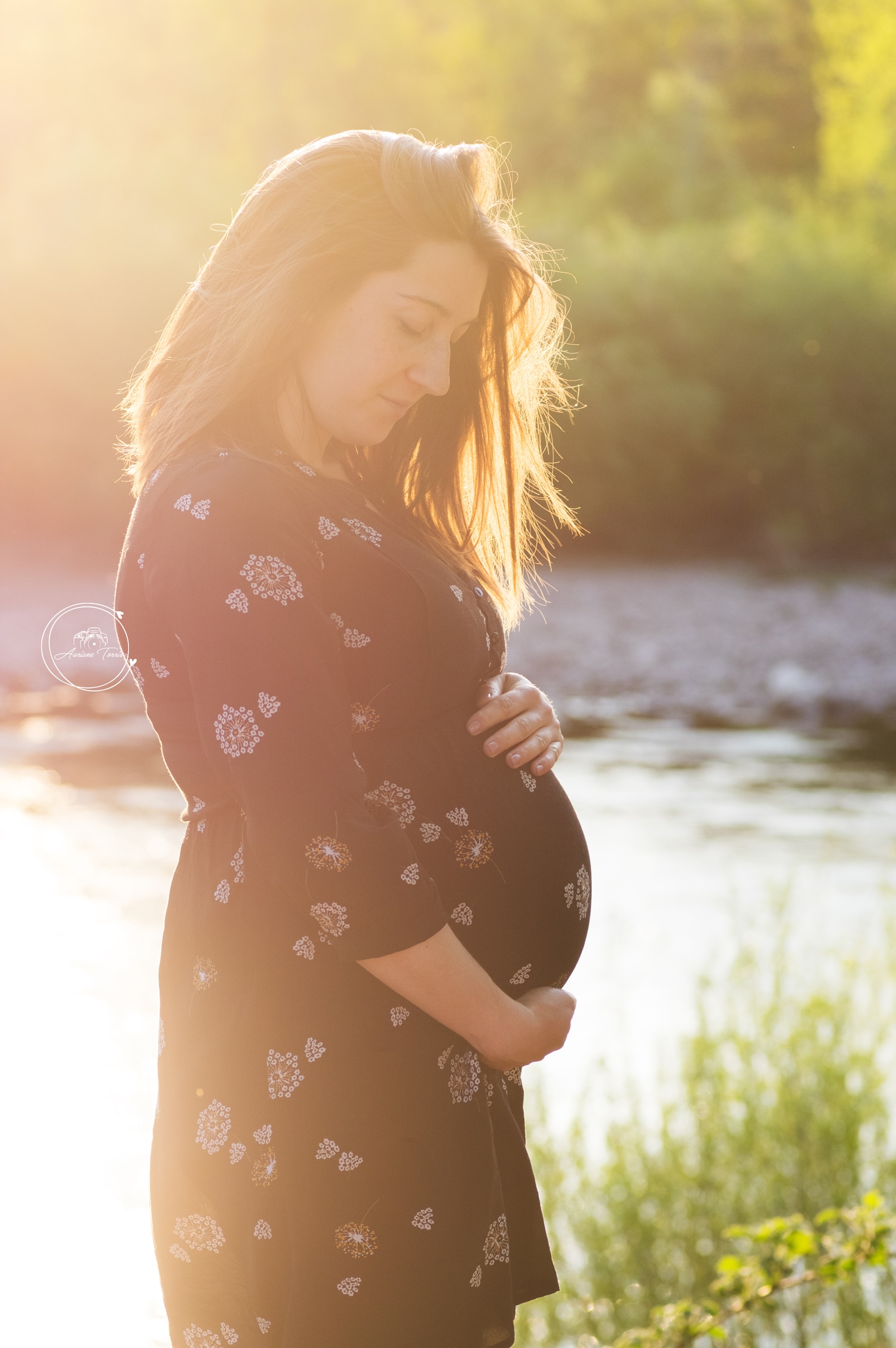 Photo d'une femme enceinte au coucher de soleil