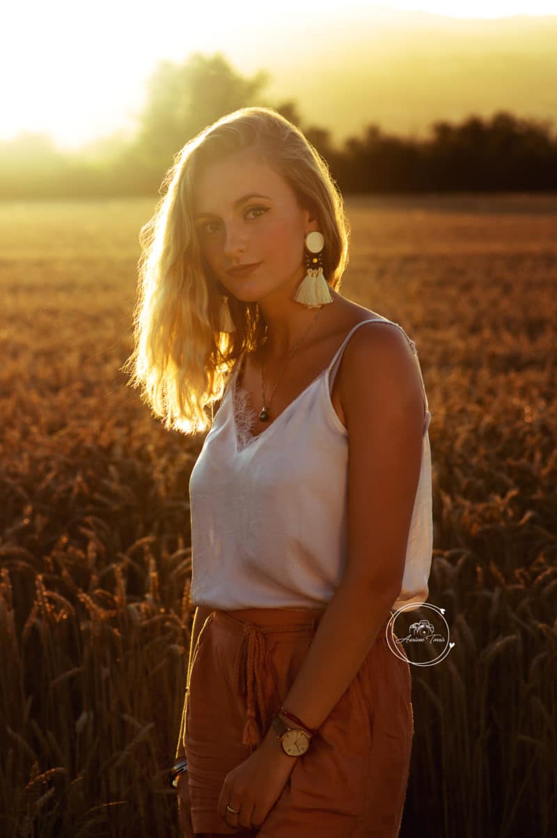 Photo d'une femme au coucher de soleil