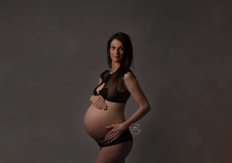 Photo d'une femme enceinte en séance photo