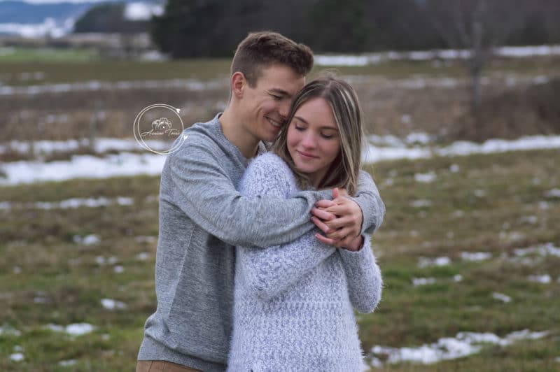 Photo d'un couple dans la nature