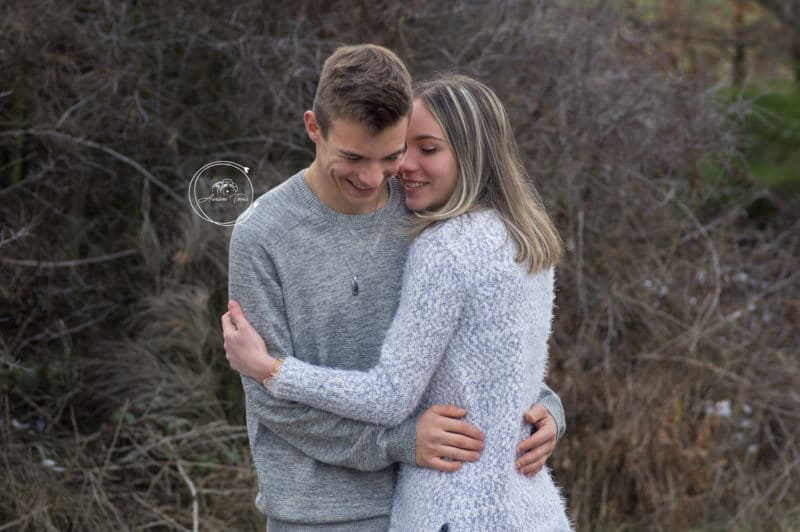 Photo d'un couple dans la nature