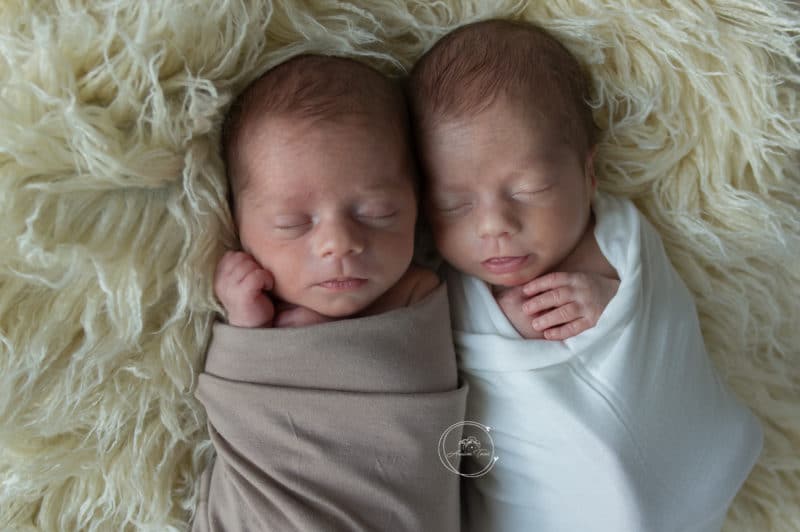 Photo de deux jumeaux avec leur Maman