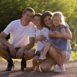 Photo d'une famille au coucher de soleil