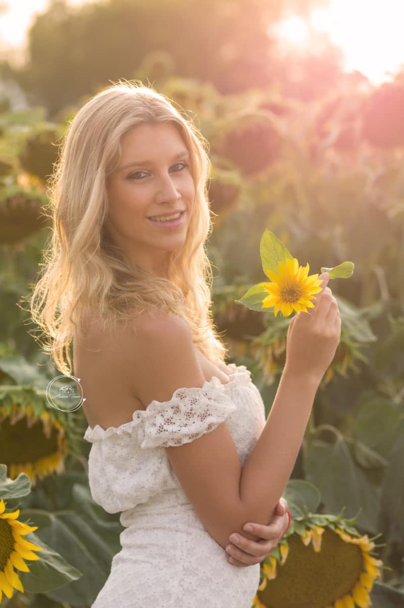 Photo d'une femme au coucher de soleil