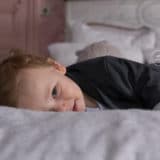 Photo d'un bébé couché dans un lit