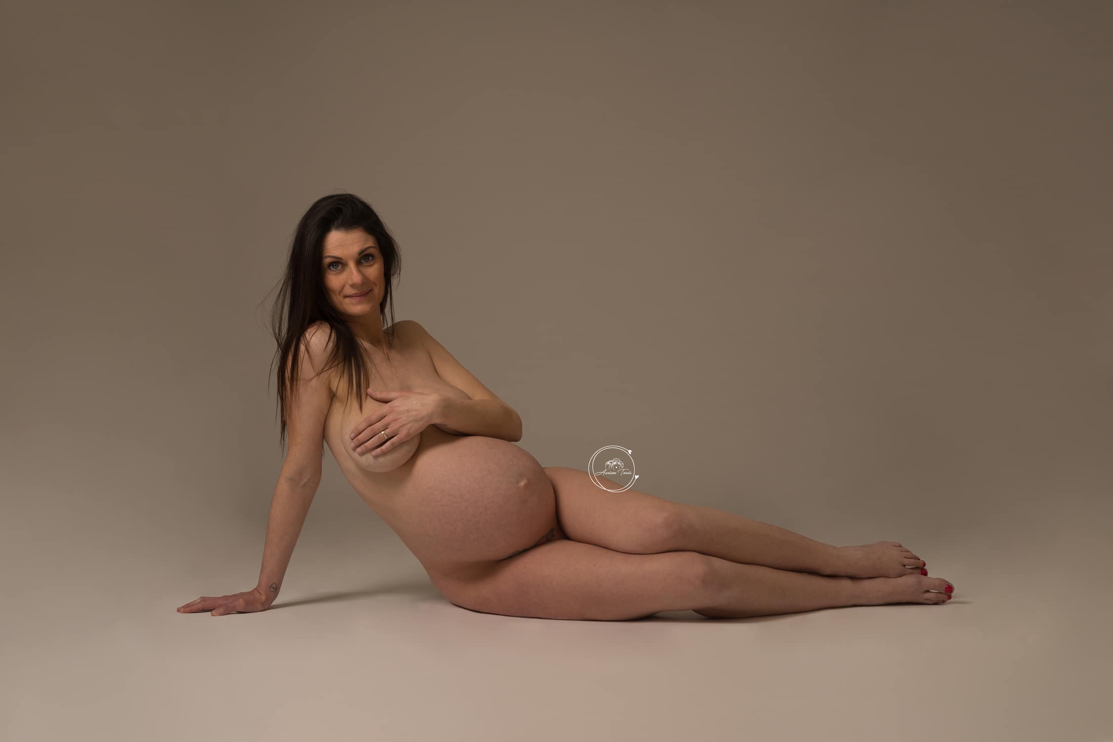Photo d'une femme enceinte glamour dénudée