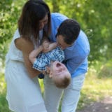 Photos de parents faisant des chatouillent à leur enfant