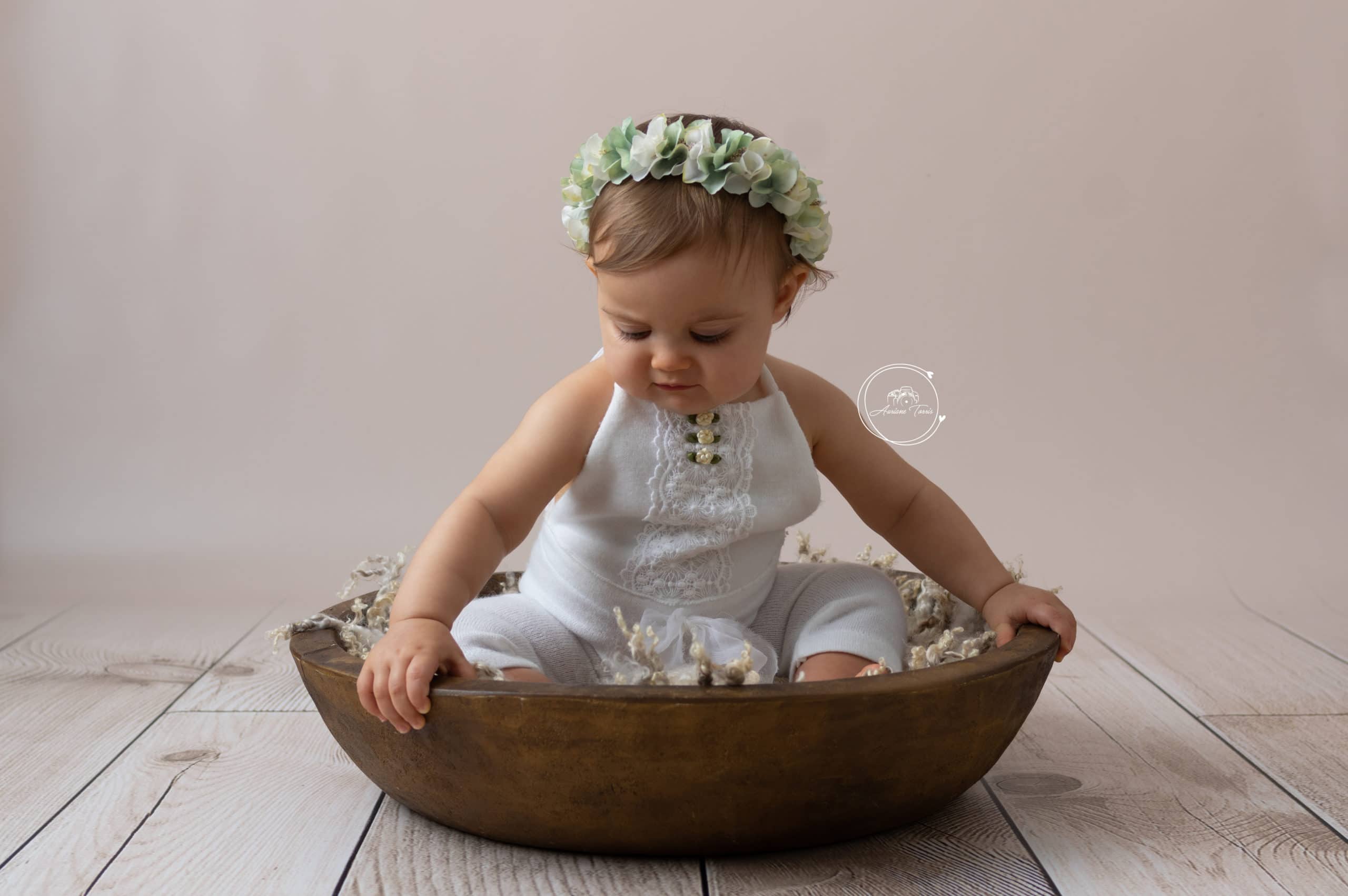 Photo d'un bébé dans un contenant en bois