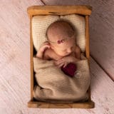 Photo d'un bébé endormi dans un lit en bois