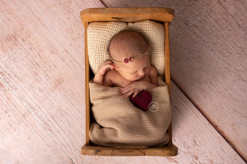 Photo d'un bébé endormi dans un lit en bois