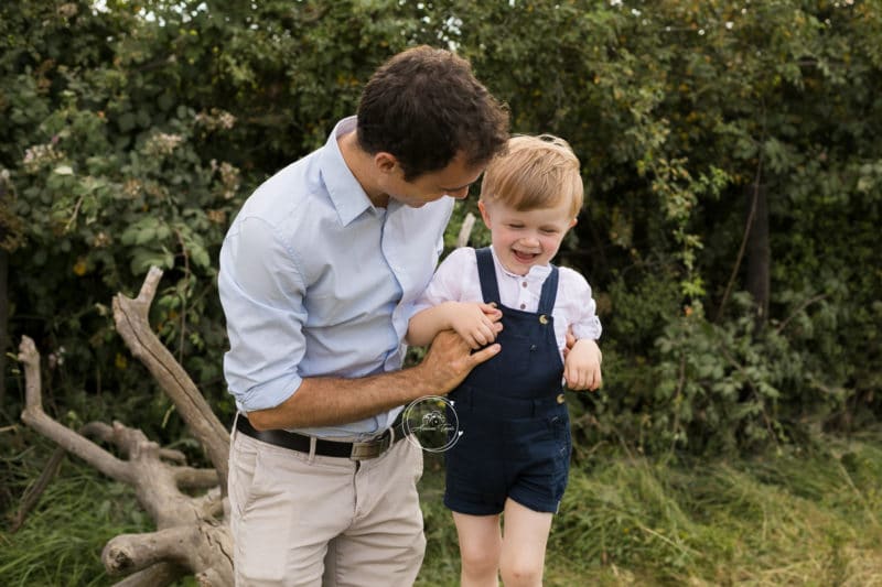 Photo d'un père et son fils en train de jouer