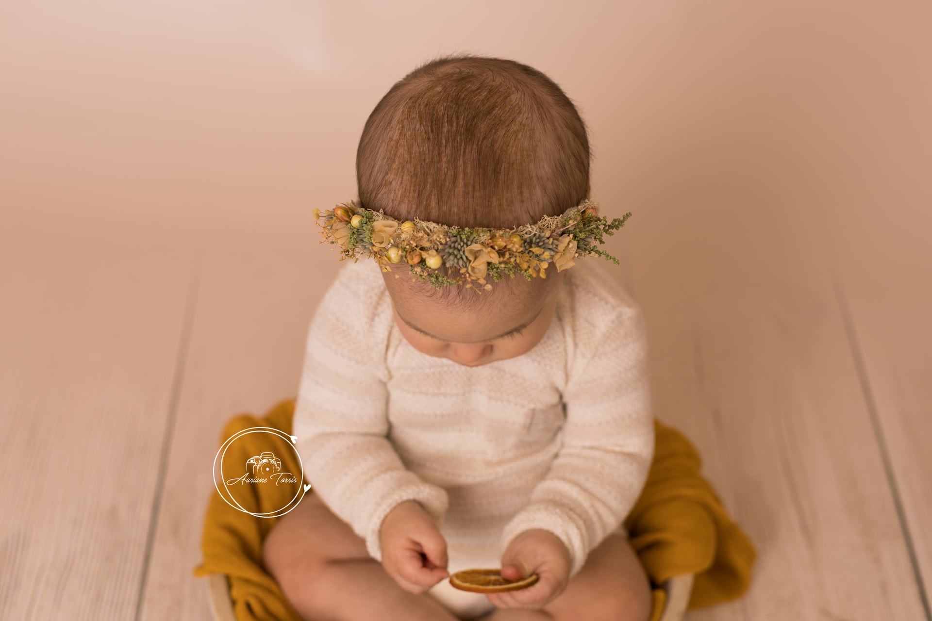 Photo d'un bébé avec une couronne aux couleurs d'Automne