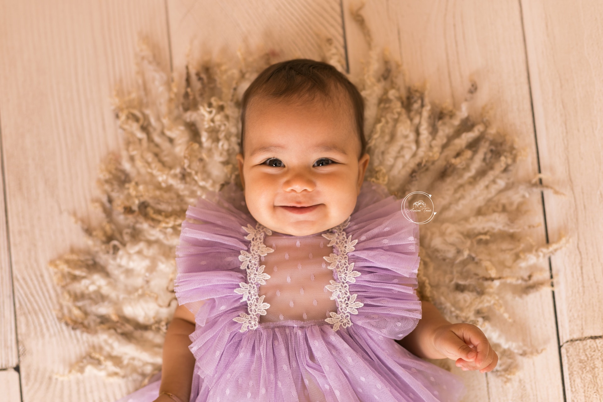 Photo d'une petite fille de 9 mois avec une tenue lavande