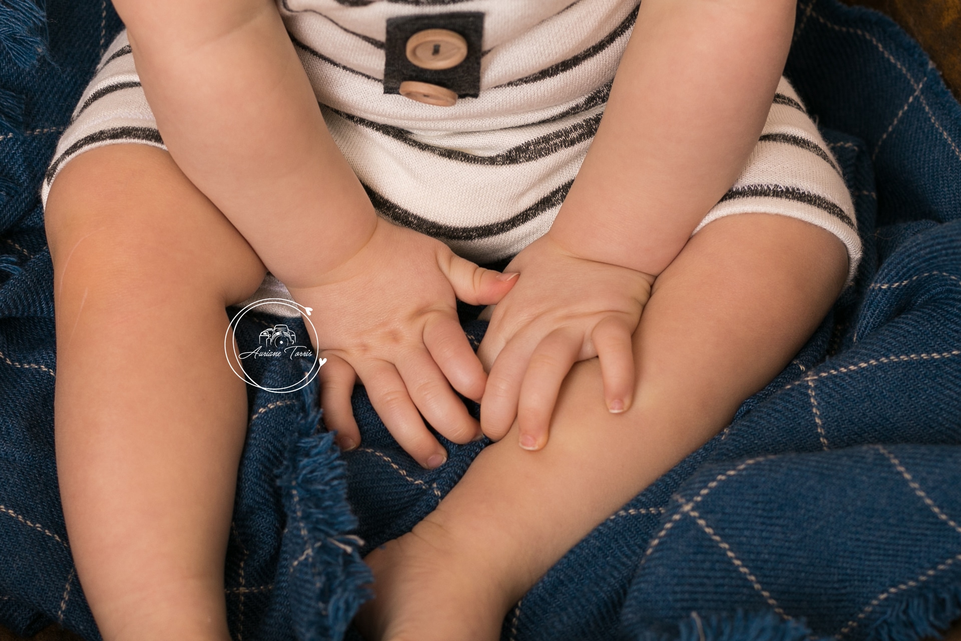 Photo des petites mains d'un bébé