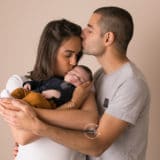 Photo d'un nouveau né et ses parents