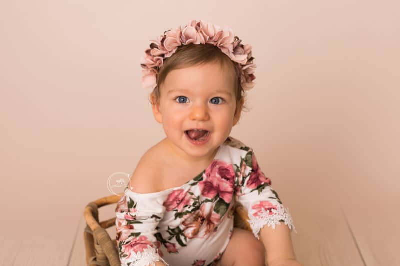 Photo Mia 9 mois, avec sa couronne fleurs