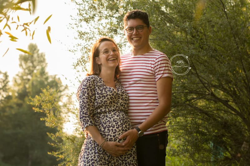 Photo d'un couple au bord de l'eau