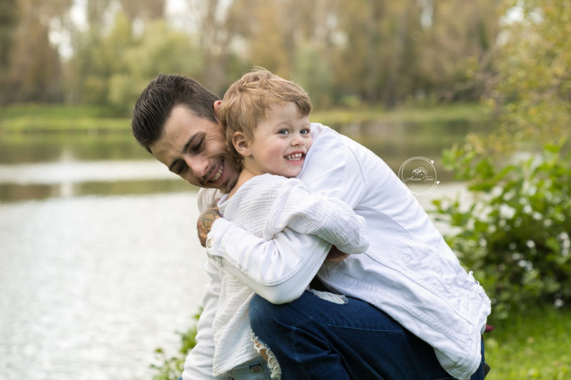 Photo d'un père & son fils pendant une séance famille en extérieur