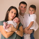 Photo de famille avec deux garçons et les parents