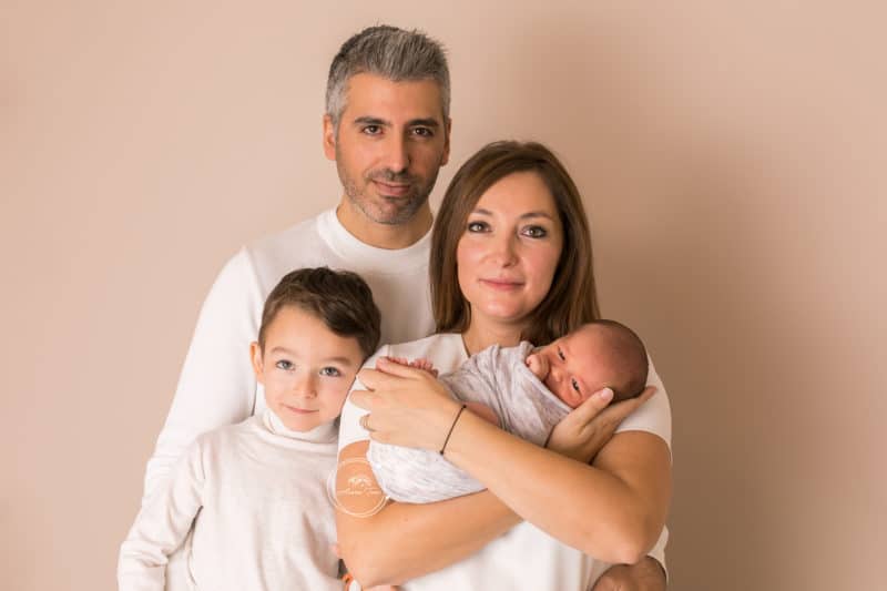 Photo d'une famille en Séance Nouveau-né