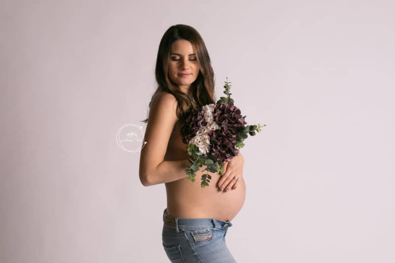 Photo d'une femme enceinte avec un bouquet de fleurs
