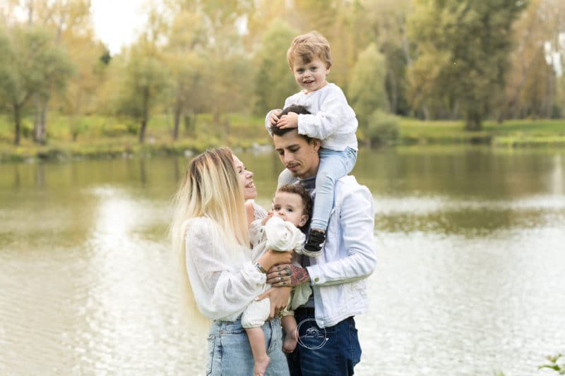 Photo d'une famille au bord d'un lac