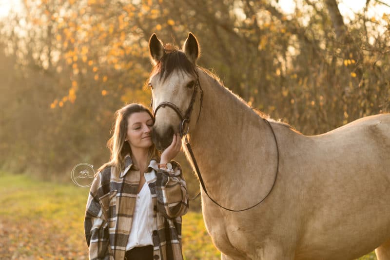 Photo d'une cavalière et son cheval en séance photo