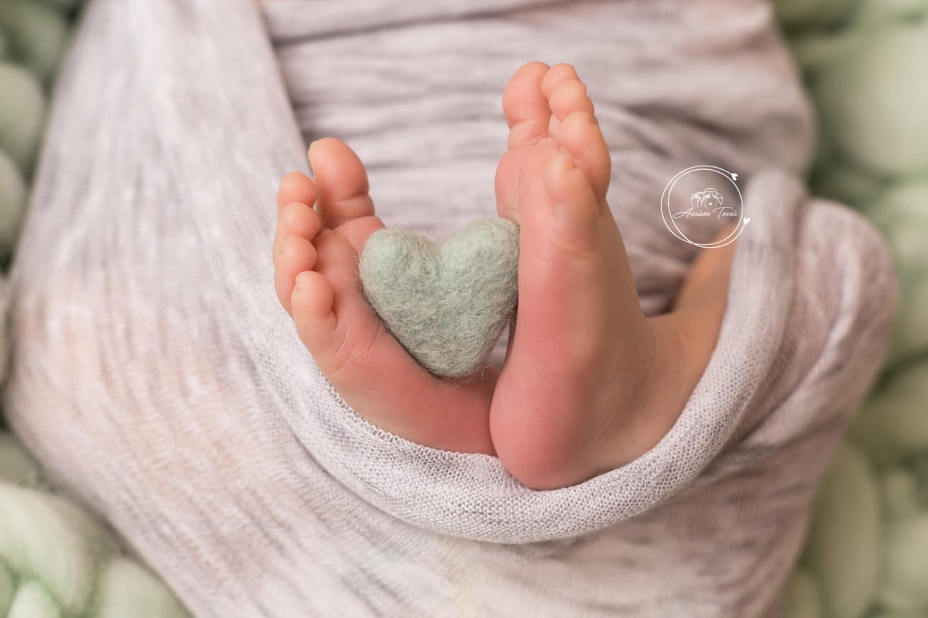 Photos des pieds d'un Nouveau-né avec un coeur au milieu