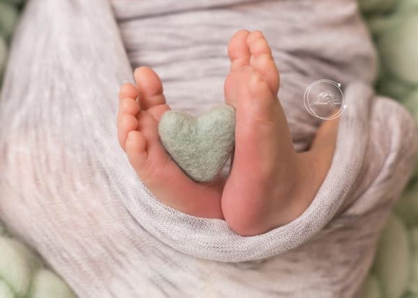Photos des pieds d'un Nouveau-né avec un coeur au milieu