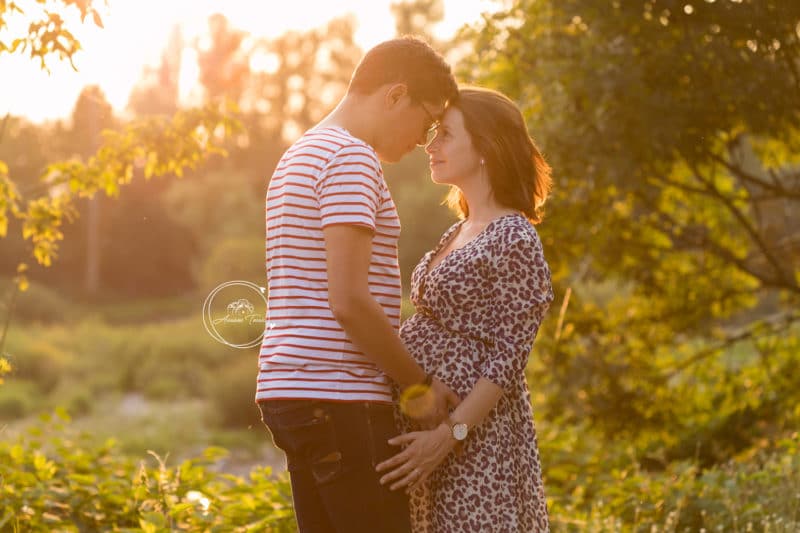 Photo d'un couple au coucher de soleil