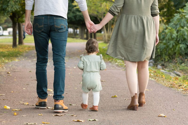 Photo d'une famille avec un bébé de dos