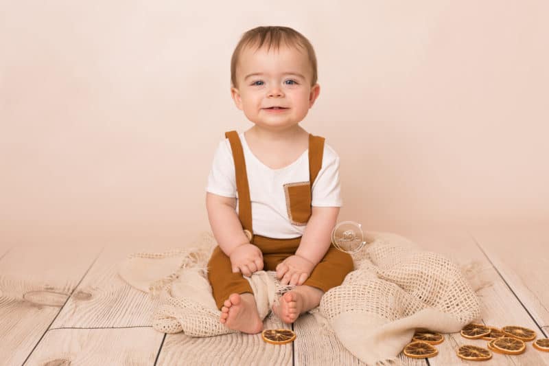 Séance photo d'un petit garçon en studio